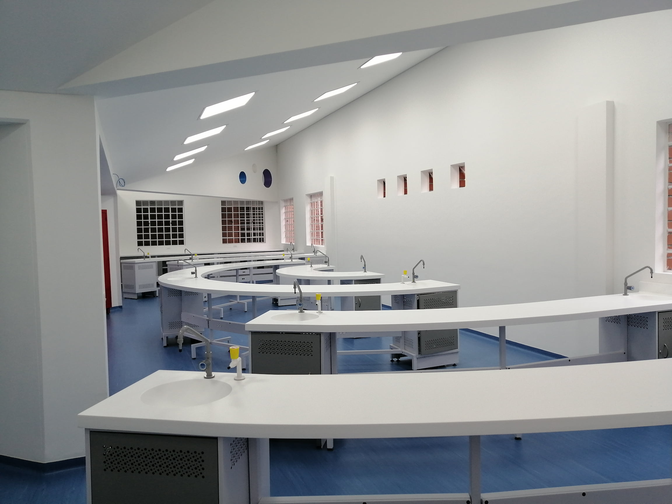 Laboratorio con diseño radial.