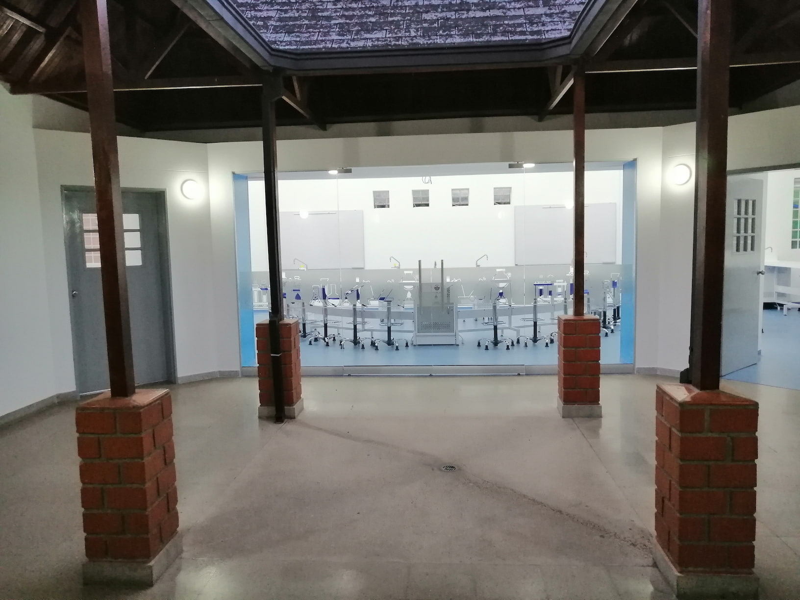 Diseño y construcción de acceso a laboratorio en vidriera templada.