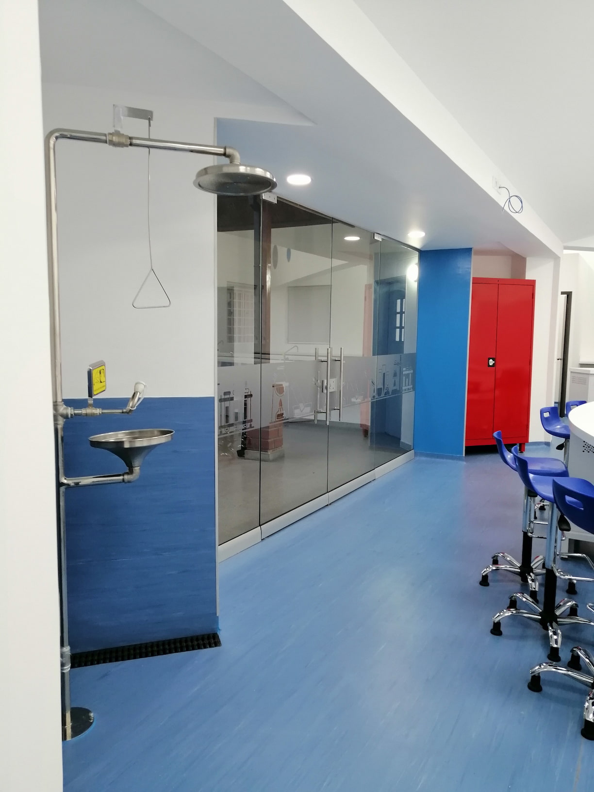 Construcción de laboratorio con ducha lava ojos de emergencia