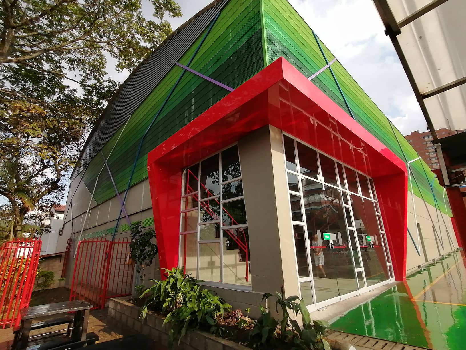 Accesos a polideportivo con revestimiento en alucobond