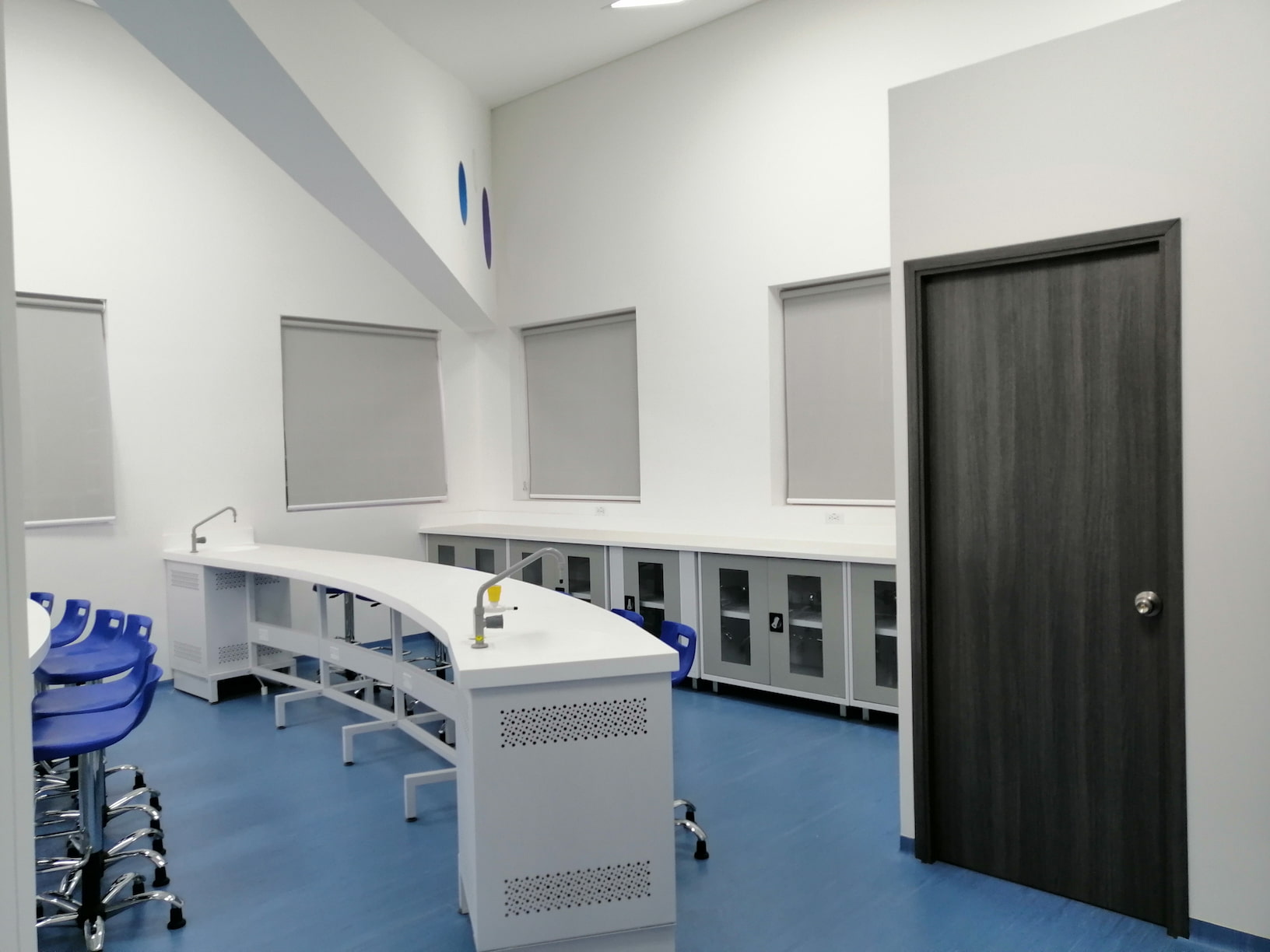 Muebles de laboratorio en estructura metálica y mesón en Krion Porcelanosa