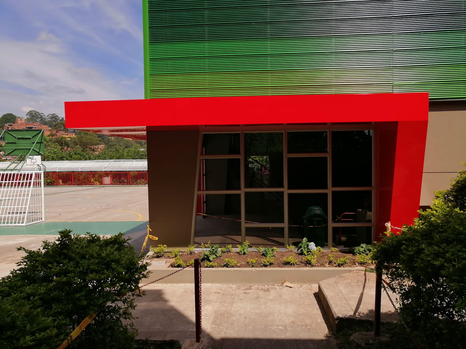 Construcción portadas en alucobond para polideportivo,