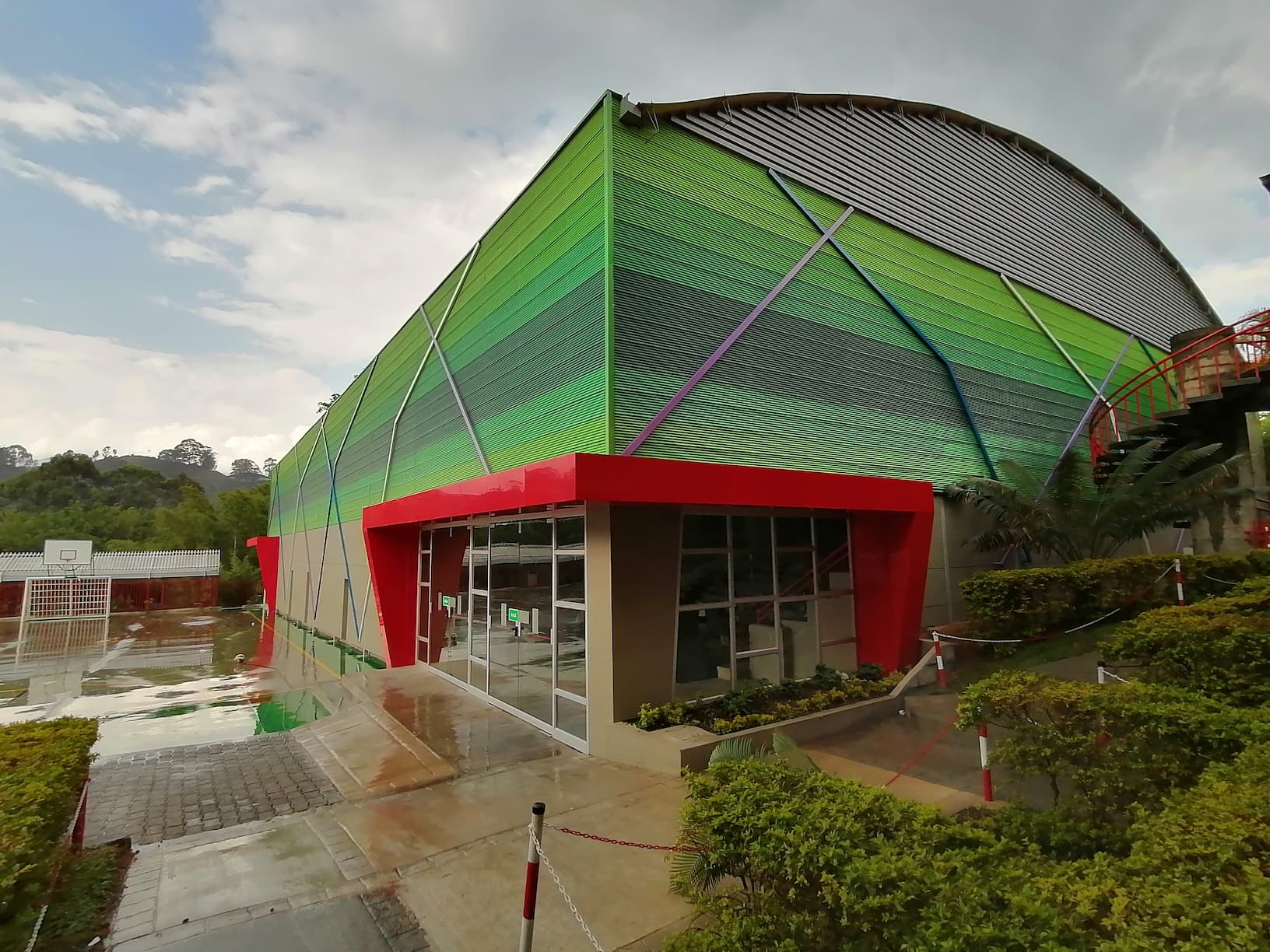 Perspectiva terminación construcción polideportivo