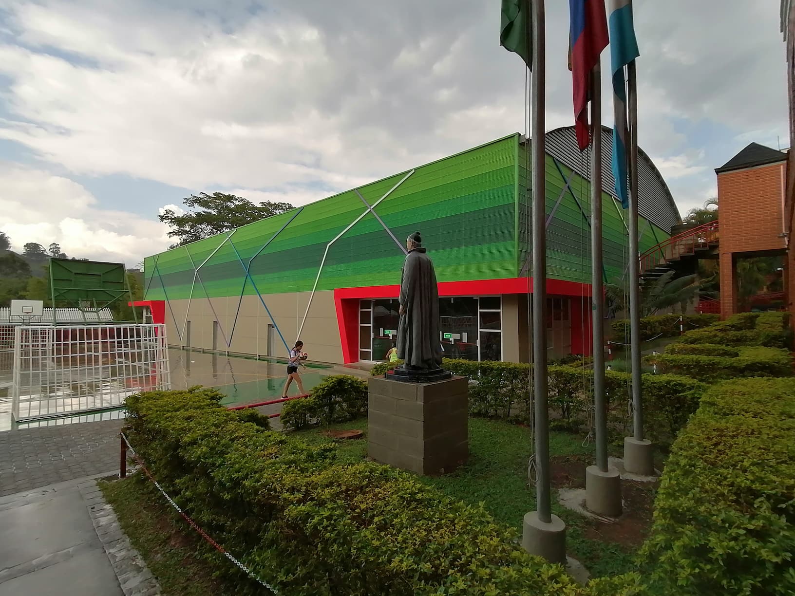 Construcción fachada flotante polideportivo