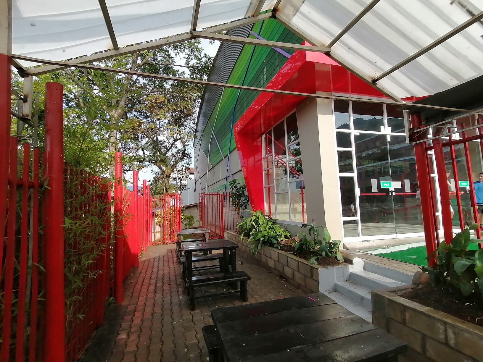 Relación espacial de entorno con polideportivo